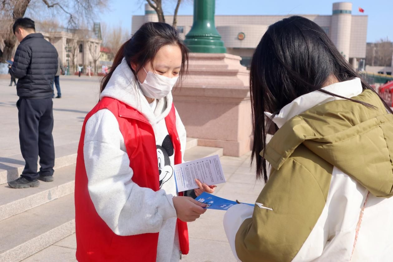 志愿者向市民发放宣传单 1