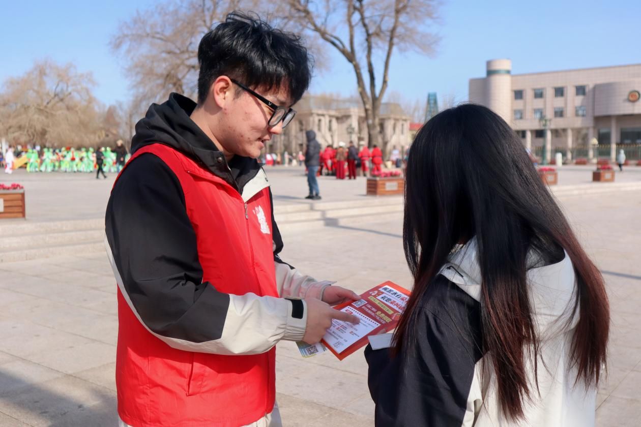 志愿者向市民发放宣传单 2